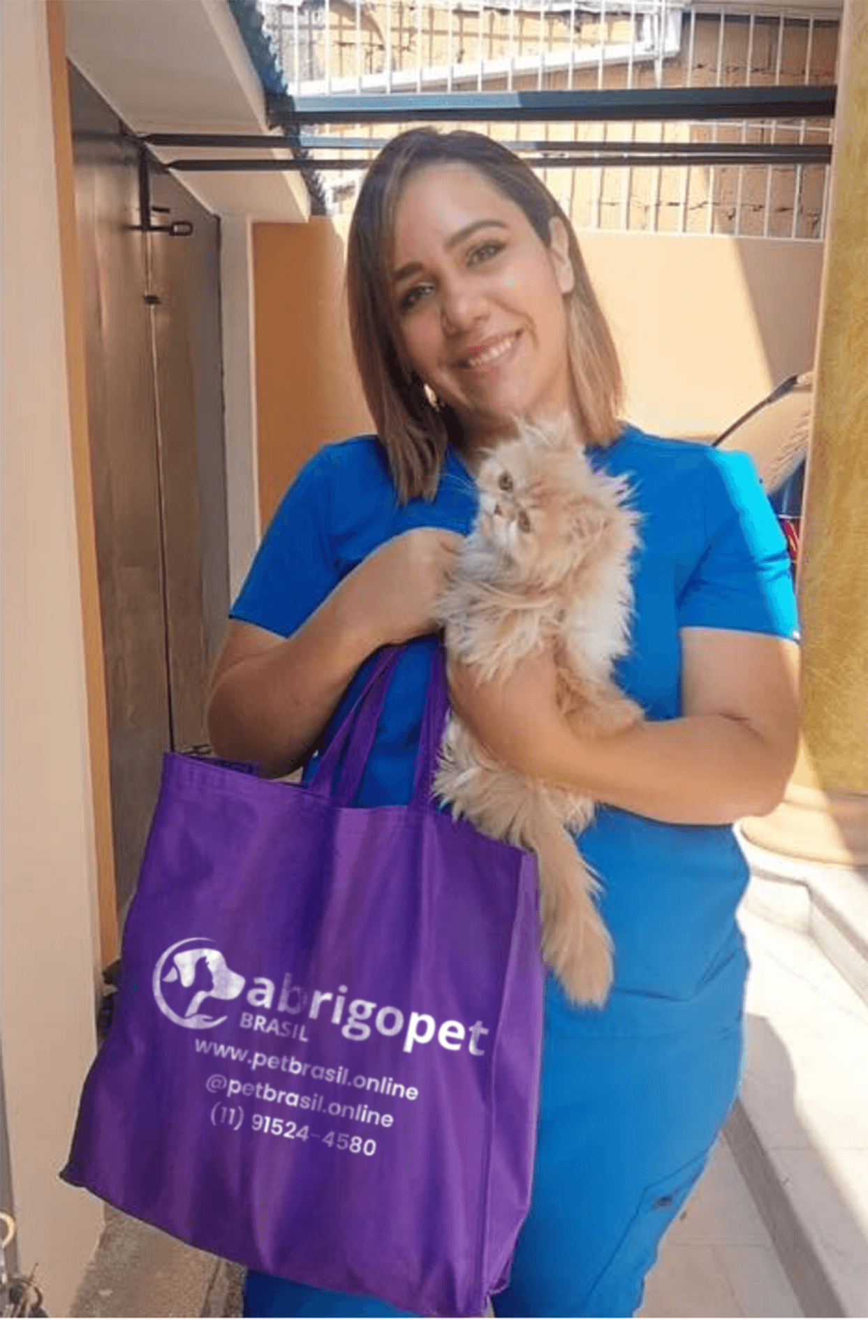 Cíntia com sua Gatinha Lola!